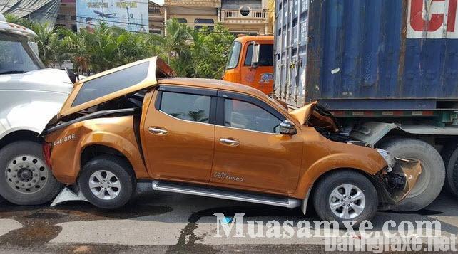 Nissan Navara bị ép giò giữa 2 container, nhiều người khen độ cứng của chiếc xe