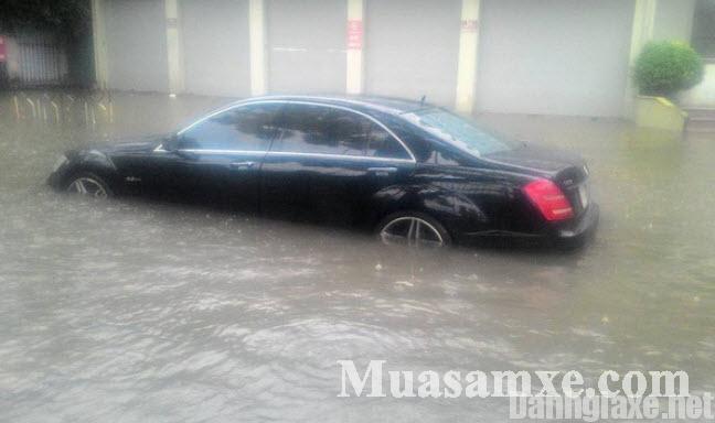 Mưa bão, xe sang Mercedes S63 AMG "chết đuối" tại Hà Nội