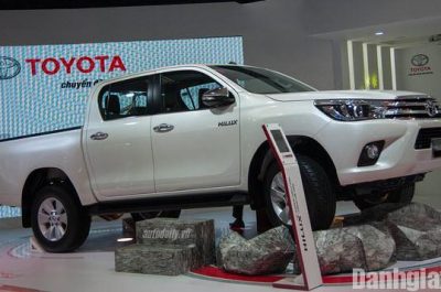 Toyota Hilux cải tiến động cơ cùng 2 màu mới ra mắt thị trường Việt