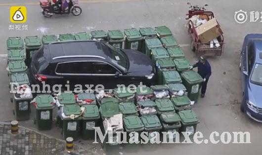 Chiếc SUV bị hàng chục thùng rác quây kín vì tội đỗ xe sai quy định