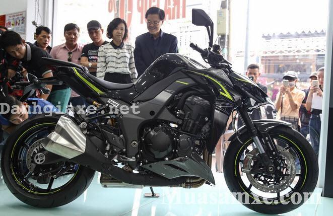 Giá xe Kawasaki Z1000 2017 tại Việt Nam lần lượt 399 và 439 triệu VNĐ với 2 phiên bản 1