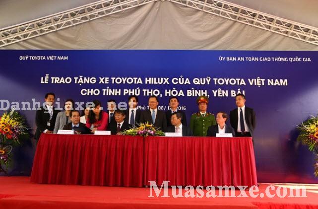 Quỹ Toyota VN tặng 3 xe Toyota Hilux cho Hòa Bình, Yên Bái và Phú Thọ