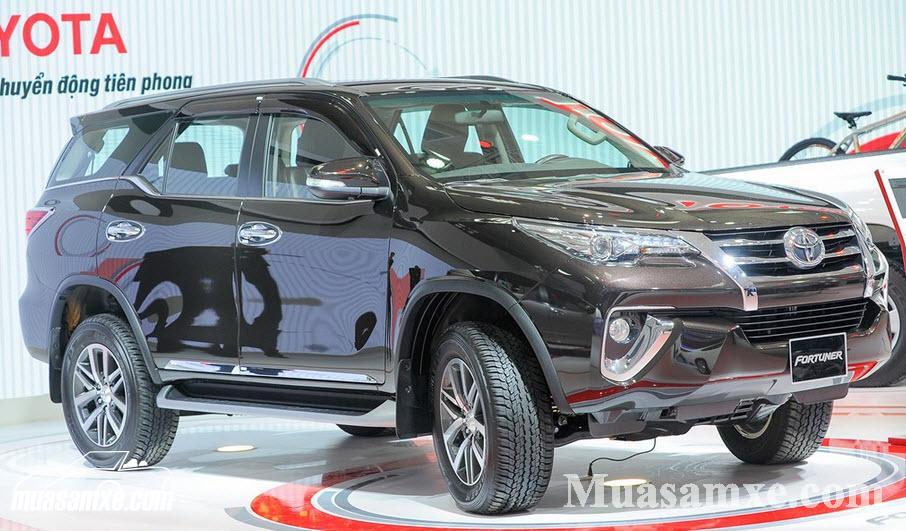 Giá xe Toyota Fortuner 2017 từ 981 triệu VNĐ, với 2 phiên bản xăng & dầu