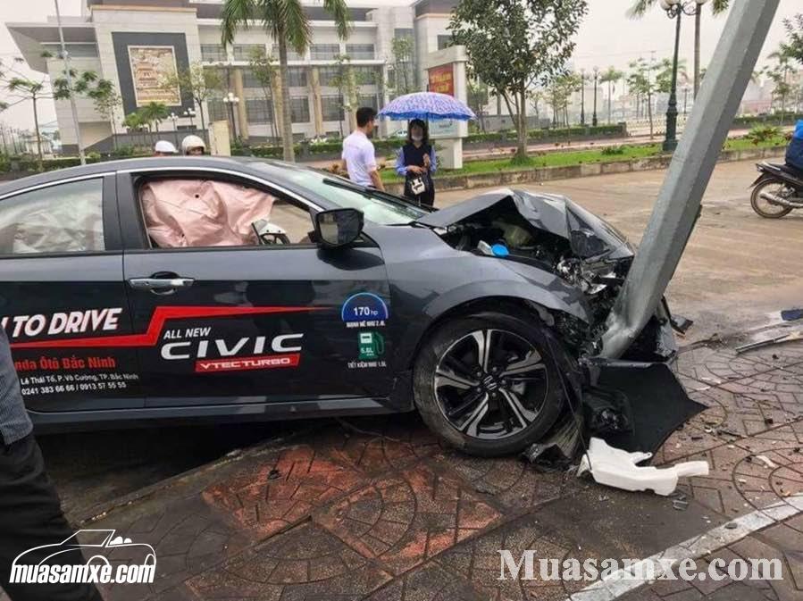 Honda Civic 2017 bung túi khí vì đâm cột đèn khi chạy thử tại Bắc Giang