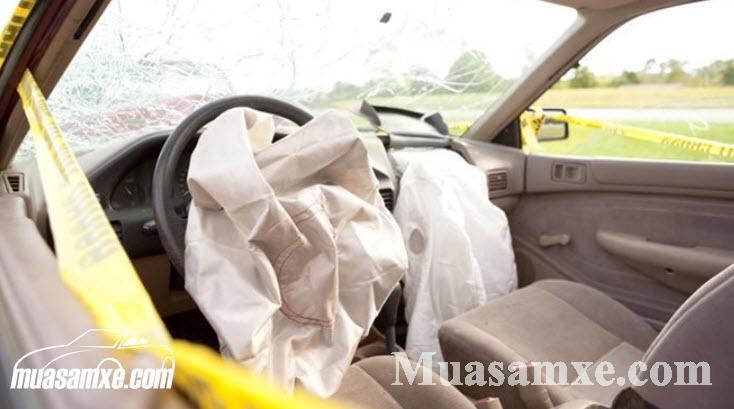 Túi khí Toyota RAV4 phát nổ khiến người lái trên xe bị thương 1
