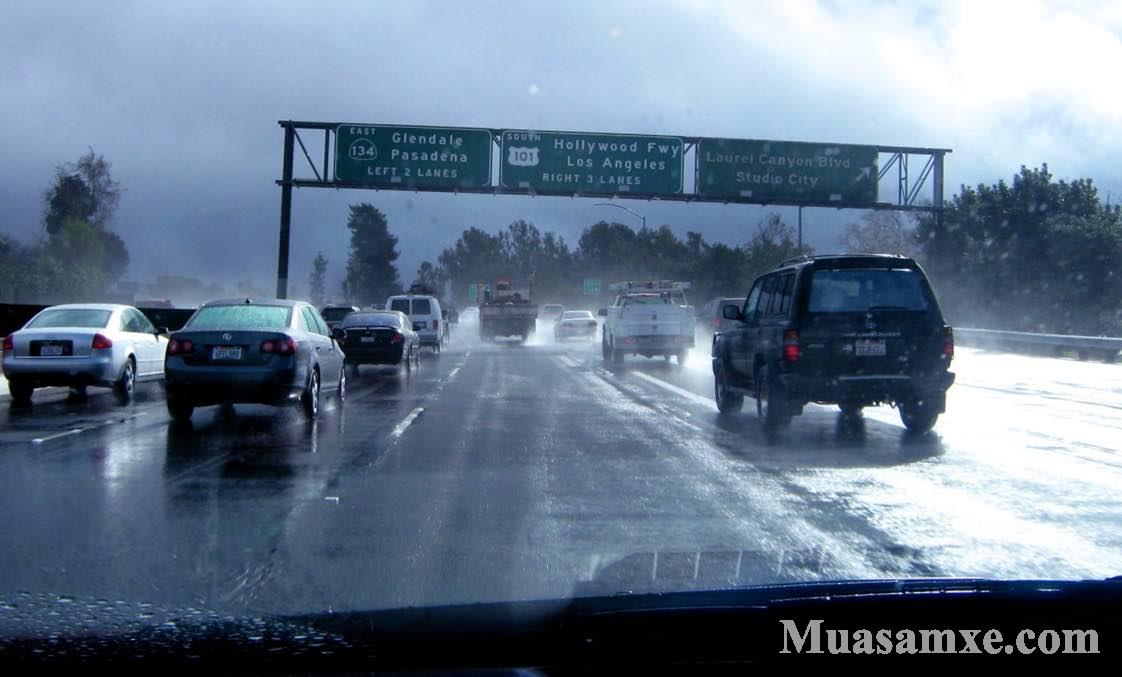 10 lưu ý đặc biệt quan trọng khi lái xe ôtô trời mưa bạn nên ghi nhớ