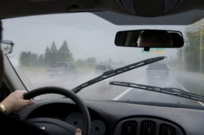 Bạn đã biết cách xử lý khi kính ô tô mờ khi trời mưa?