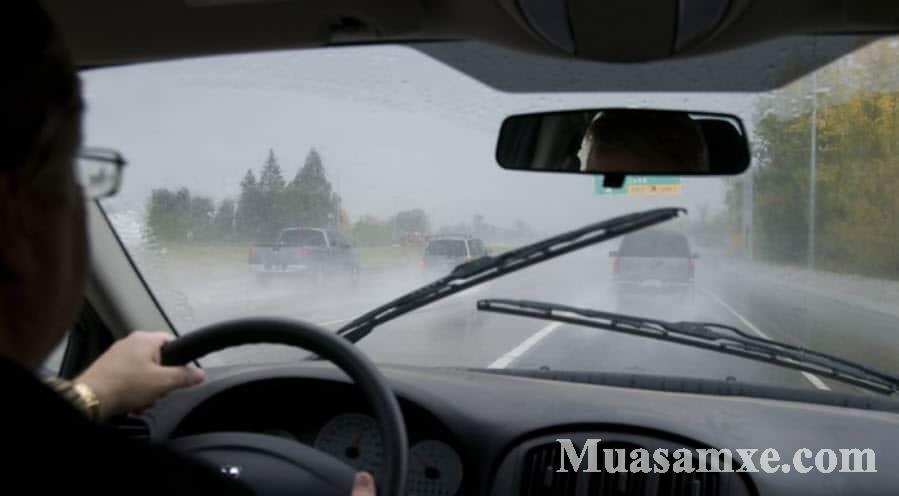 Bạn đã biết cách xử lý khi kính ô tô mờ khi trời mưa?
