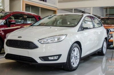 Giá xe Ford Focus tháng 1/2018 giảm mạnh tại các đại lý