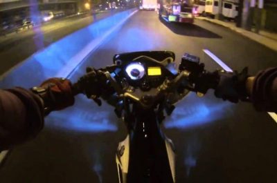 Đi xe máy vào ban đêm bật đèn pha có bị phạt không?