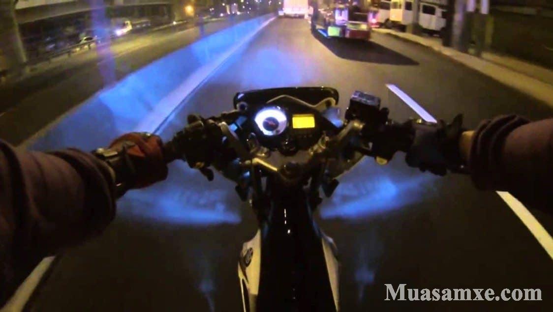 Hãy cùng xem hình ảnh về việc điều khiển xe máy ban đêm và bật đèn pha để đảm bảo an toàn cho mình và người đi đường khác. Những hình ảnh sẽ giúp chúng ta hiểu rõ hơn về tầm quan trọng của việc sử dụng đèn chiếu sáng khi lái xe vào buổi tối.
