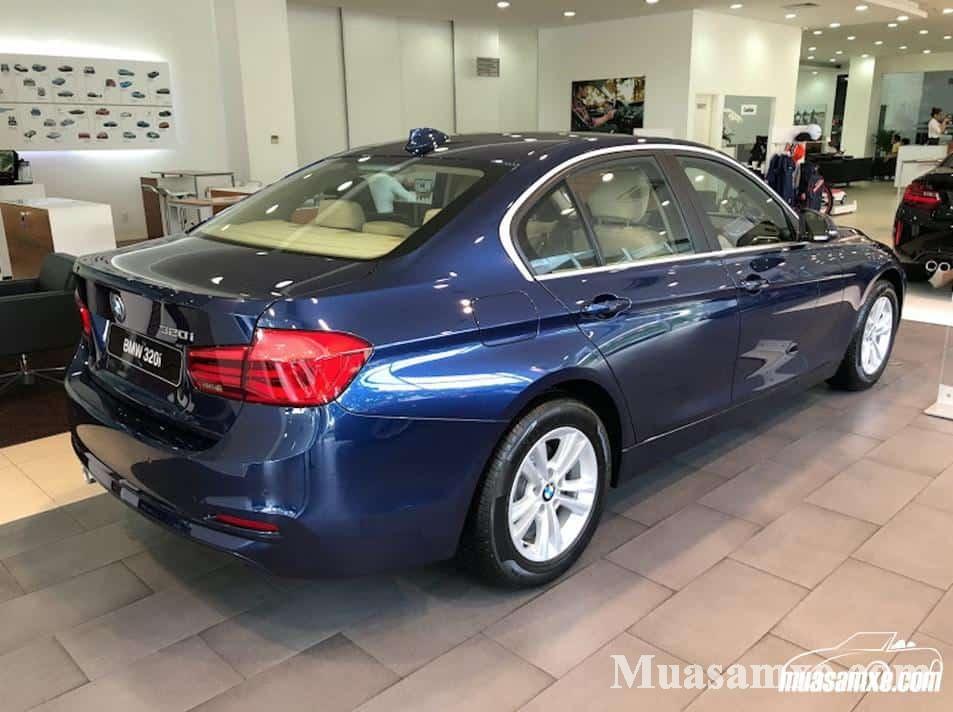 BMW 320i 2018 là mẫu xe được nhập khẩu nguyên chiếc và luôn sẵn xe để giao