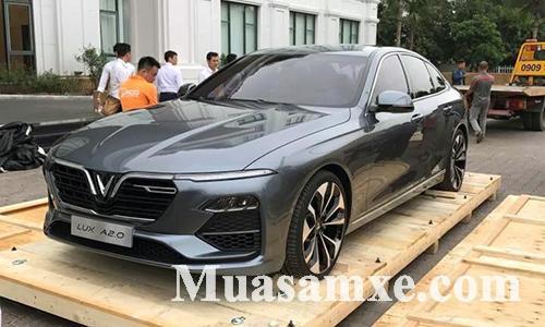 Mẫu sedan Lux A2.0 được tháo dỡ khỏi khung bảo vệ tại một khu đô thị ở Long Biên, Hà Nội. Ảnh: FB