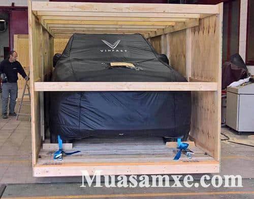Lux SA2.0 được phủ bạt bảo vệ, vận chuyển trong thùng gỗ. 