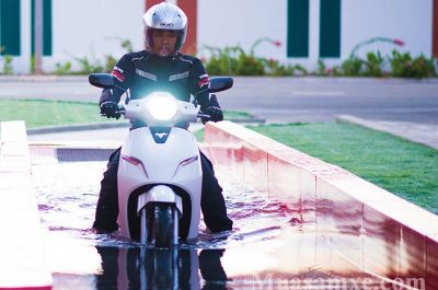 Đi xe máy điện dưới trời mưa có an toàn không? hạn chế của xe máy điện?