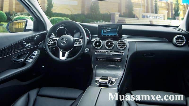 Khoang lái Mercedes C200 2019