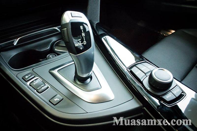 BMW 320i có các chi tiết trong khoang nội thất được bố trí hợp lý