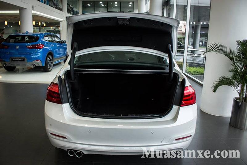 Cốp sau BMW 320i High có không gian khá rộng rãi