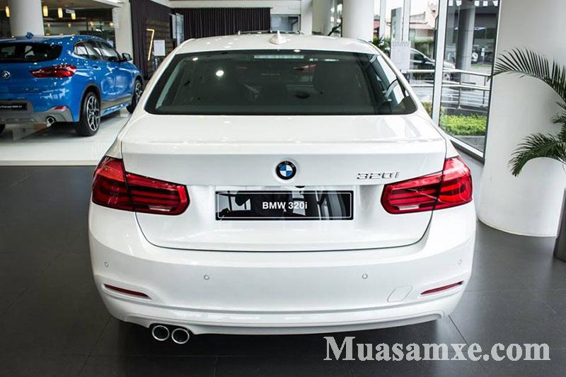 Đuôi xe BMW 320i High được cải tiến rất nhiều về tính thẩm mỹ