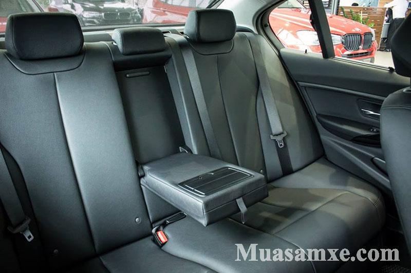 Hàng ghế sau BMW 320i High rộng rãi đem lại cảm giác ngồi thoải mái