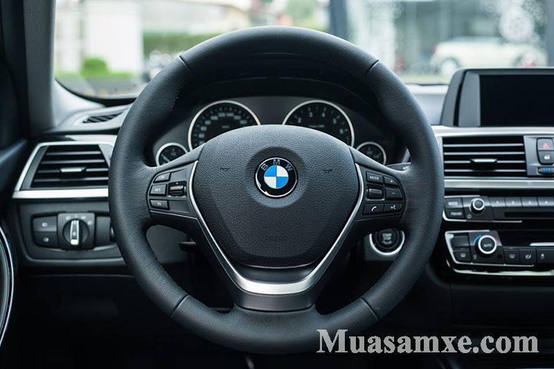 BMW 320i High có tay lái 3 chấu với các nút điều khiển được tích hợp