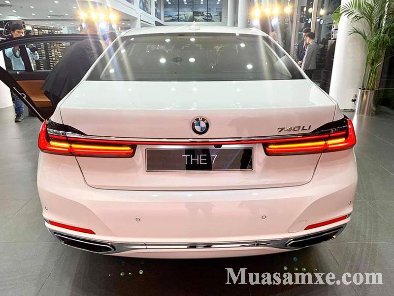 Đuôi xe 740Li cũng được thiết kế lại với kiểu dáng hiện đại và hút ánh nhìn hơn