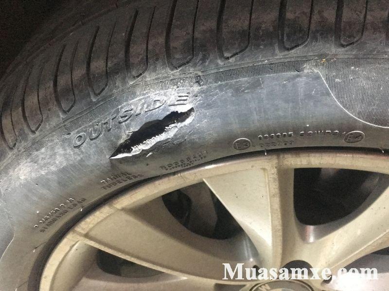 Lốp bị hư hỏng không sửa chữa được cần thay lốp ô tô mới ngay