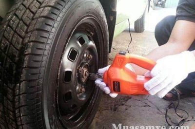 Bộ dụng cụ thay lốp xe ô tô đa năng gồm những gì? Giá bao nhiêu?