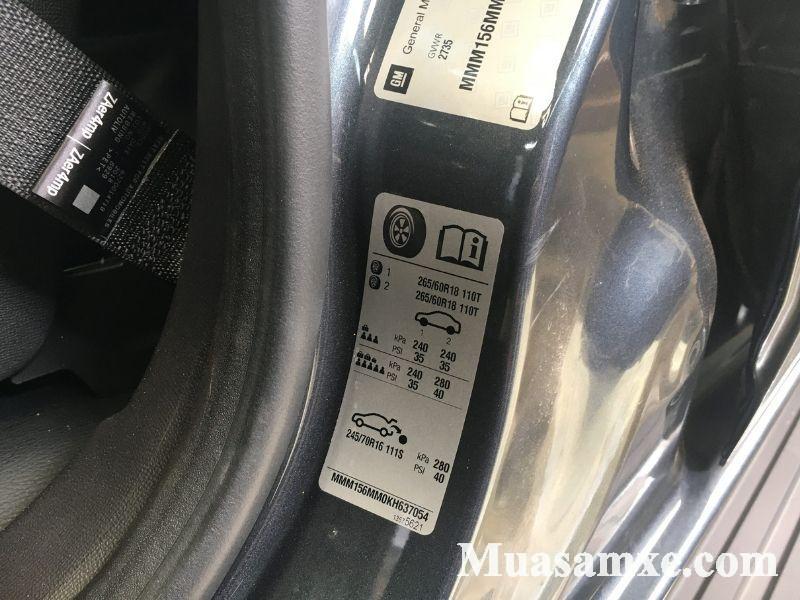 áp suất lốp xe ô tô được ghi trên tem dán trên cửa trước lái
