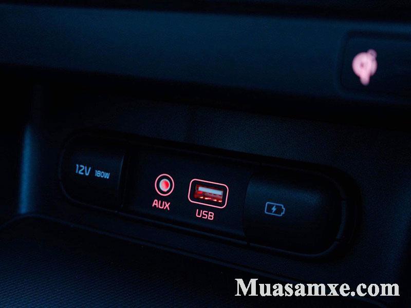 Cổng sạc AUX và USB được là nổi bật viền LED để dễ nhận biết khi thiếu ánh sáng KIA Cerato All New Premium 2019 - 2020