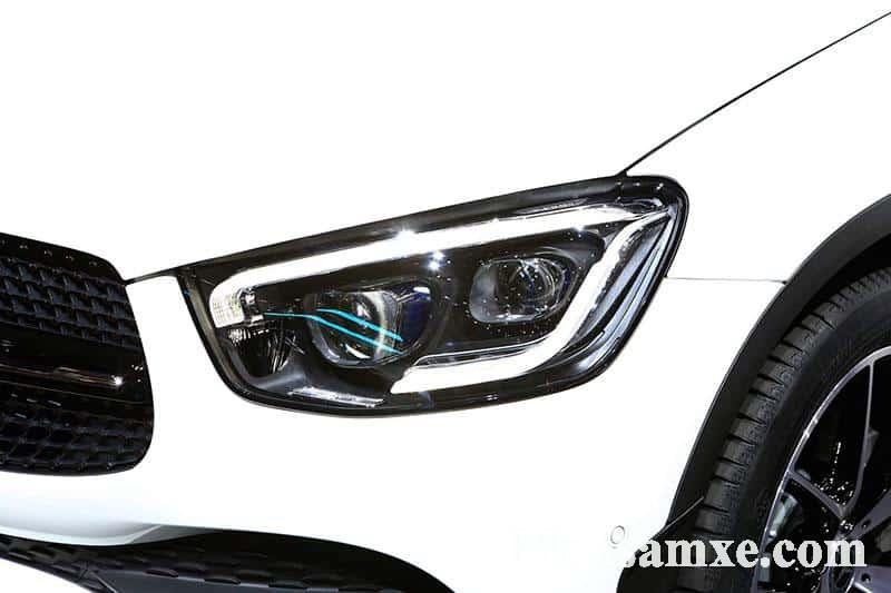 Đèn pha Multibeam LED trên Mercedes GLC 300 2020