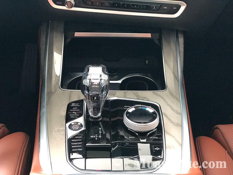 Cụm điều khiển trung tâm trên BMW X7 2019