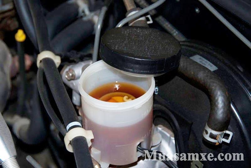 Đủ dầu trợ lực lái sẽ giúp bạn dễ dàng điều khiển chiếc xe của mình hơn