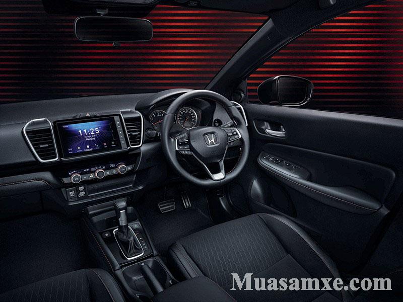 Nội thất Honda City với tông đen chủ đạo với chi tiết tay nắm cửa mạ chrome