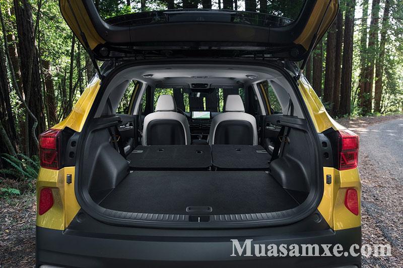 Không gian nội thát Seltos 2020 vô cùng rộng rãi với khoang chưa đồ có thể được mở rộng