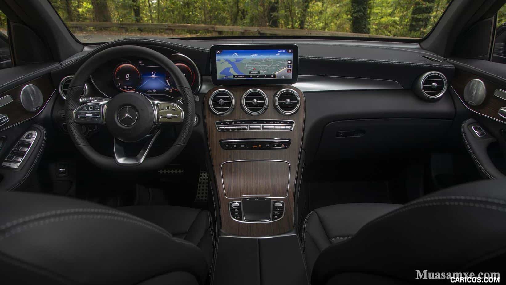 Khoang lái Mercedes GLC 300 2020