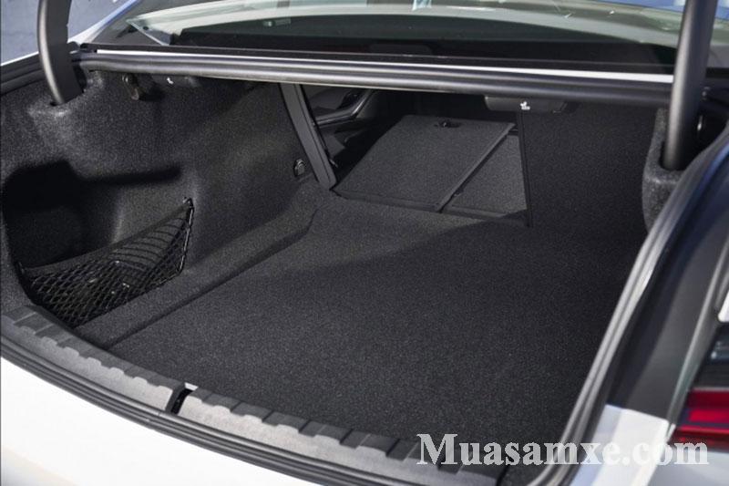 Không gian chứa đồ trên BMW 330i khá rộng rãi và có thể mở rộng bằng việc gập hàng ghế thứ 2