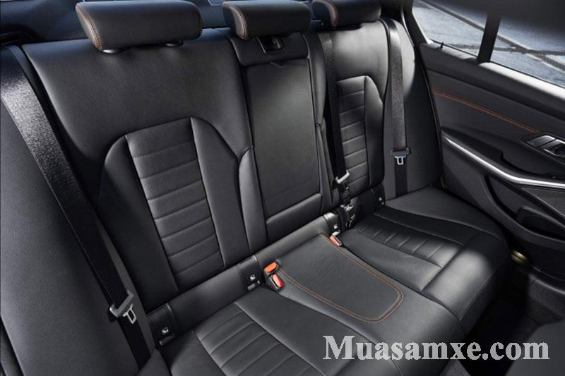 Hàng ghế sau BMW 330i 2020 rộng rãi và thoải mái ngay cả với những người có chiều cao lớn