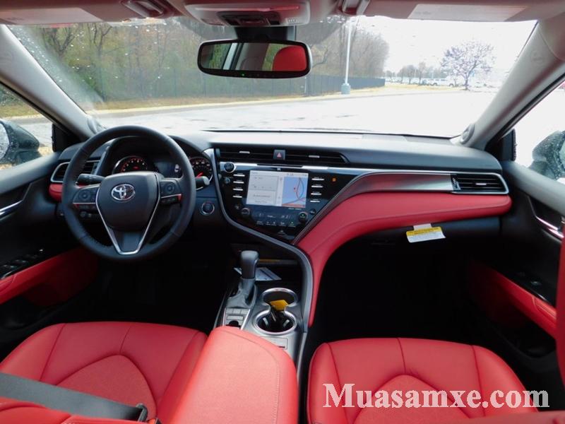 Nội thất đỏ nổi bật trên Toyota Camry XSE 2020