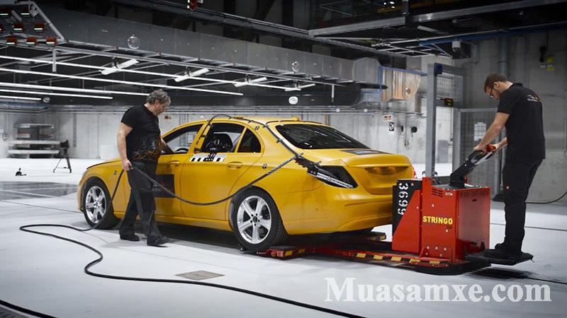 Các kỹ sư của Mercedes luôn làm việc hết mình để chuẩn bị cho mẫu xe mình các công nghệ bảo vệ và giảm thiểu tính nghiệm trong của các sự cố