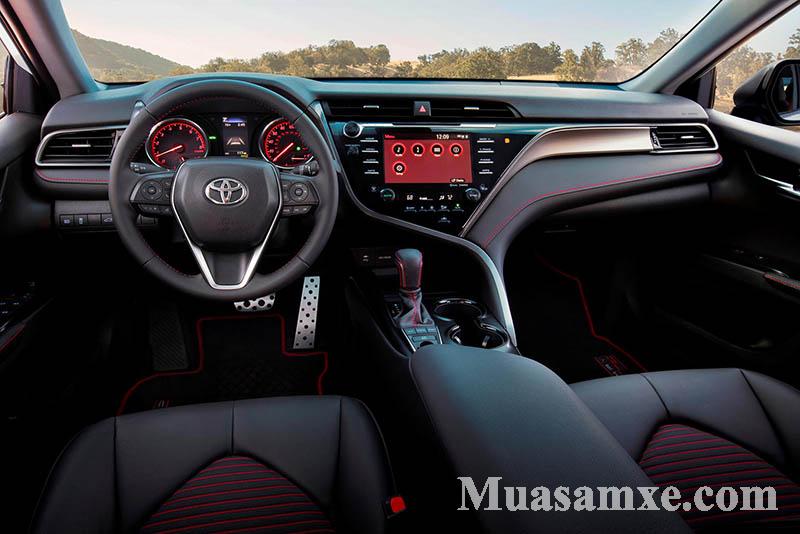 Không gian nội thất của Camry 2020 TRD không có sự thay đổi nhiều với phiên bản thông thường