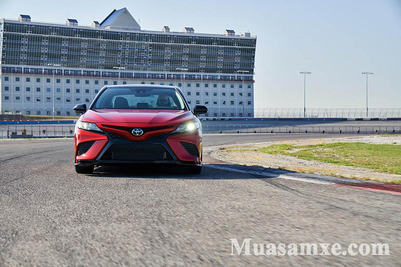 Camry 2020 TRD có khả năng vào cua dễ dàng ở tốc độ cao