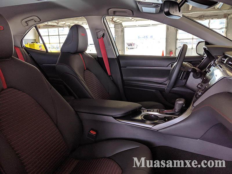 Ghế da thể thao với các chi tiết màu đỏ nổi bật trên Toyota Camry 2020