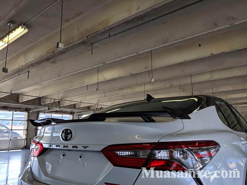 Đuôi xe Toyota Camry 2020 TRD nổi bật với cánh lướt gió
