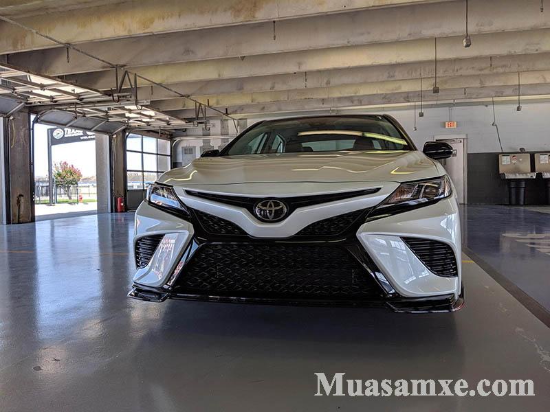 Cản trước Toyota Camry 2020 TRD được sơn đen bóng