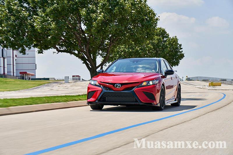 Đánh gái Toyota Camry 2020 TRD có màu đỏ độc quyền supersonic