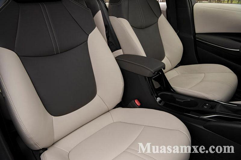 Không gian nội thất Toyota Corolla 2020 tương đối rộng rãi và cảm giác ngồi khá thoải mái