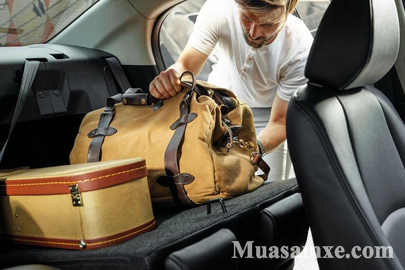 Hàng ghế thứ 2 của Yaris sedan 2020 có thể gập tỉ lệ 60/40 để mở rộng khoang hành lý chở hàng
