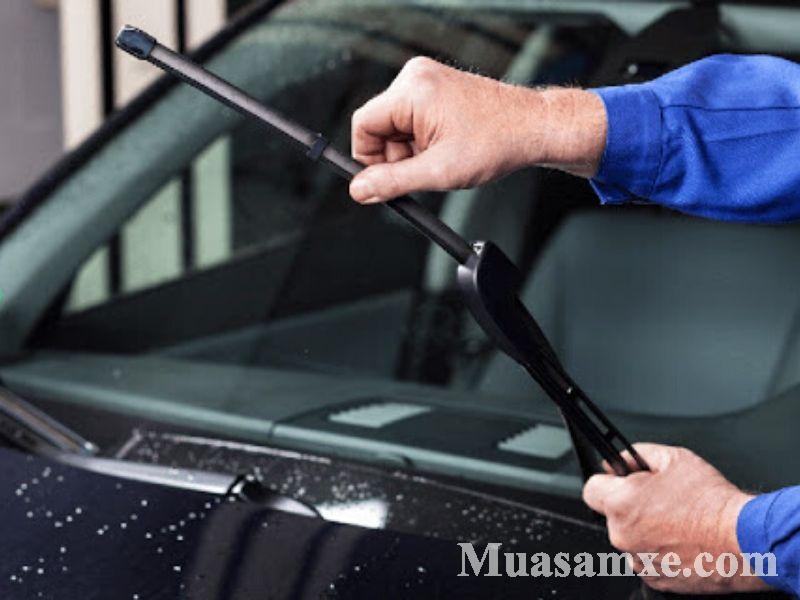 Thường xuyên kiểm kiểm gạt mưa để thay thế kịp thời