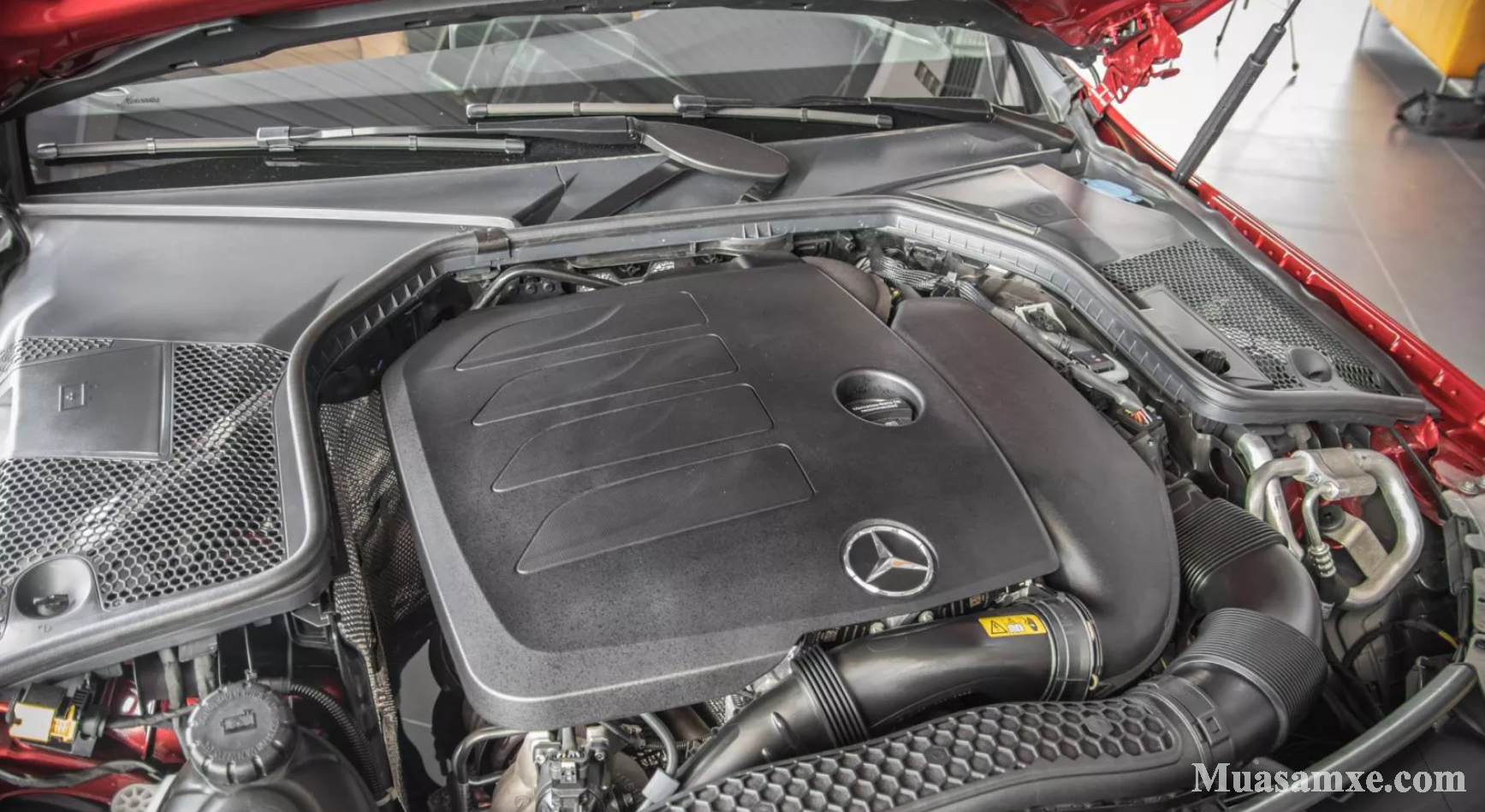 Mercedes-Benz C 300 AMG được trang bị động cơ I4 2.0L